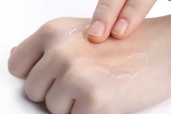 爽肤水一次用几滴?一次可以用两种爽肤水吗 爽肤水一次用几滴?一次可以用两种爽肤水吗