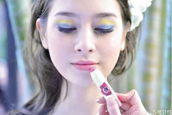 口红放冷藏拿出来会化吗？口红放冰箱冷藏多久合适