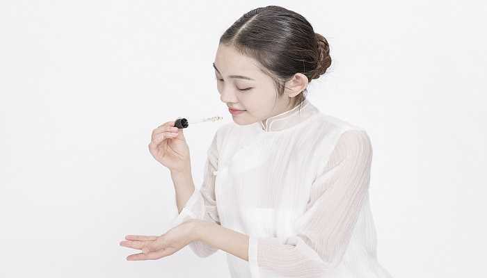 精华油和精华液的使用顺序 精华油和精华液的使用顺序