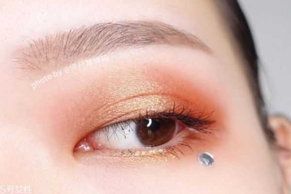 先画眼影还是先贴双眼皮贴?双眼皮贴怎么涂眼影 先画眼影还是先贴双眼皮贴?双眼皮贴怎么涂眼影