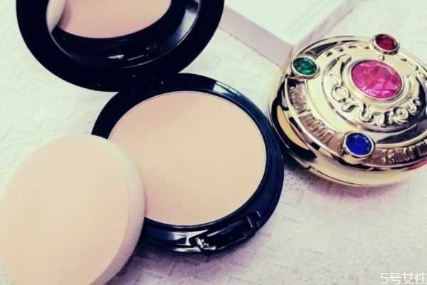 肤色不均用什么粉饼好 肤色不均用什么粉饼好