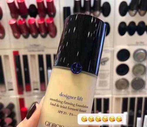 阿玛尼粉底液蓝标和红标的区别 阿玛尼蓝标和红标适合什么肤质 阿玛尼粉底液蓝标和红标的区别 阿玛尼蓝标和红标适合什么肤质