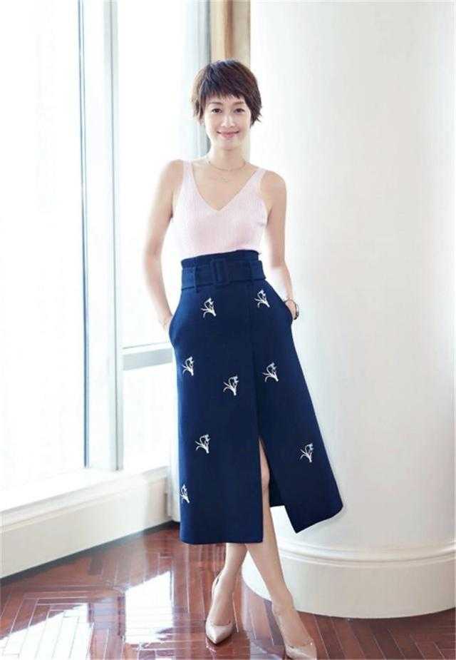 女人过了40岁，别急着剪短发！试试这4款烫发，女儿都夸年轻时髦