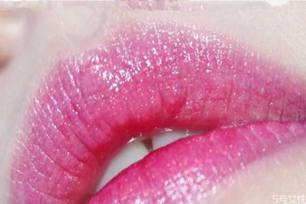 阿玛尼唇釉502黑管是什么颜色?阿玛尼黑管502试色 阿玛尼唇釉502黑管是什么颜色?阿玛尼黑管502试色