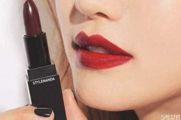 冬天涂唇釉好还是口红好?秋冬用口红还是唇釉 冬天涂唇釉好还是口红好?秋冬用口红还是唇釉