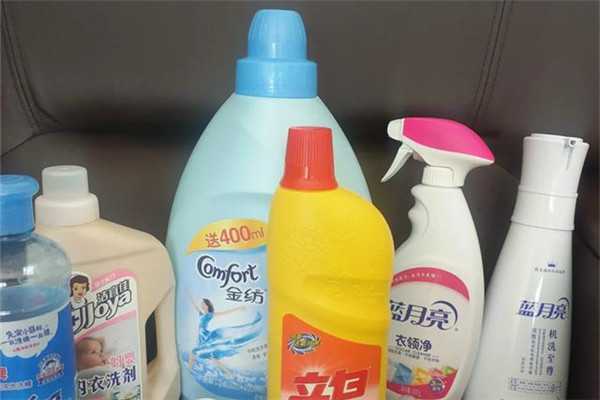 白色衣服脏了用什么洗白？怎么清洗白色衣服