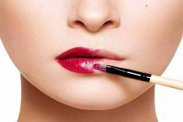 吃口红会中毒吗？吃饭喝水把口红吃掉了会中毒吗