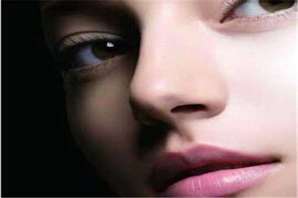 鼻子脱皮是什么原因