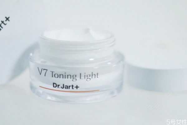 长时间用素颜霜可以变白吗 过期素颜霜用了会烂脸吗