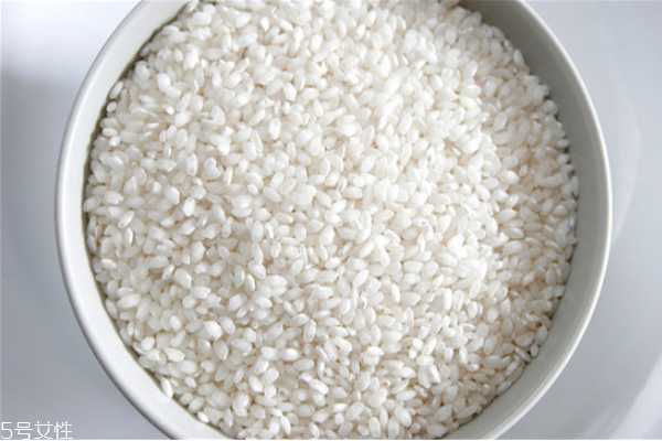 淘米水洗脸后还要用清水洗吗 淘米水的美容功效