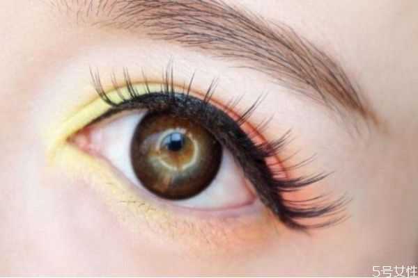 假睫毛贴在真睫毛上还是下 假睫毛贴在真睫毛上还是下