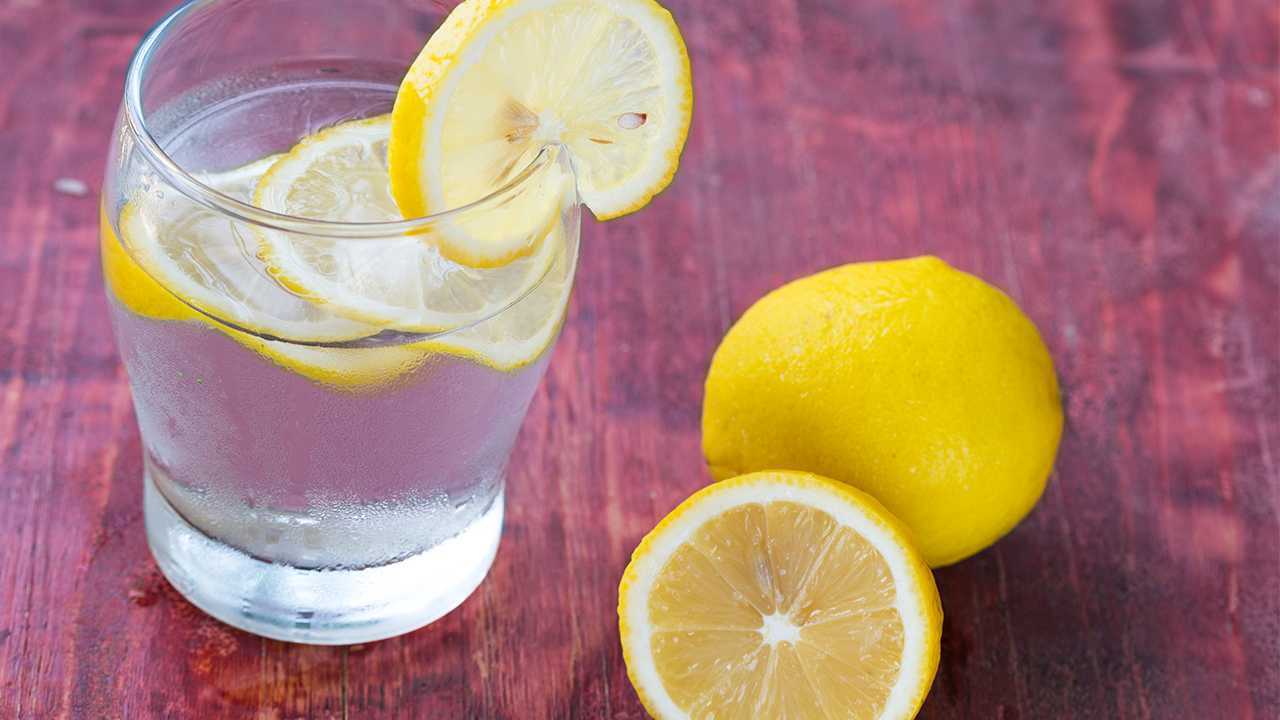 柠檬水能洗脸吗?柠檬水的功效是什么 柠檬水能洗脸吗?柠檬水的功效是什么