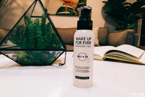 定妆喷雾可以当爽肤水用吗？定妆喷雾就是爽肤水吗