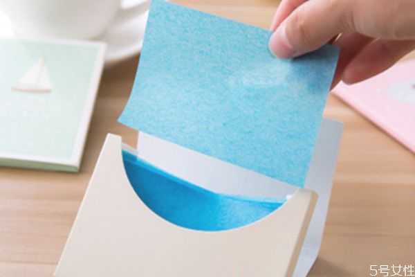 吸油纸会使皮肤缺水吗?吸油纸光滑的一面吸油吗 吸油纸会使皮肤缺水吗?吸油纸光滑的一面吸油吗