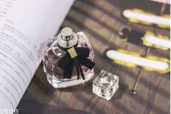 反转巴黎香水的真假怎么辨别？