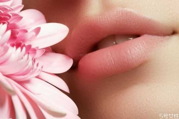 凡士林润唇膏干裂能涂吗?凡士林润唇膏用什么涂 凡士林润唇膏干裂能涂吗?凡士林润唇膏用什么涂