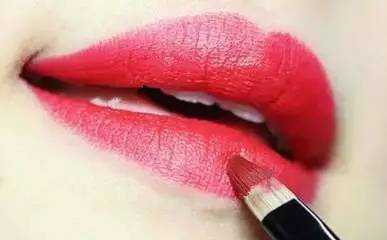 嘴巴厚的人怎么涂口红好看