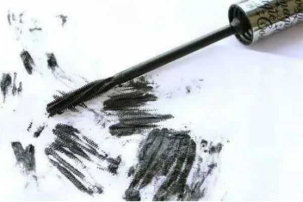 睫毛膏刷过睫毛发白怎么回事