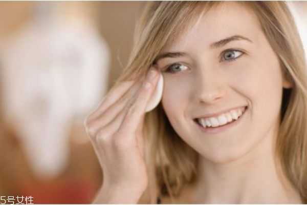 外出没带卸妆怎么办？临时卸妆用什么代替