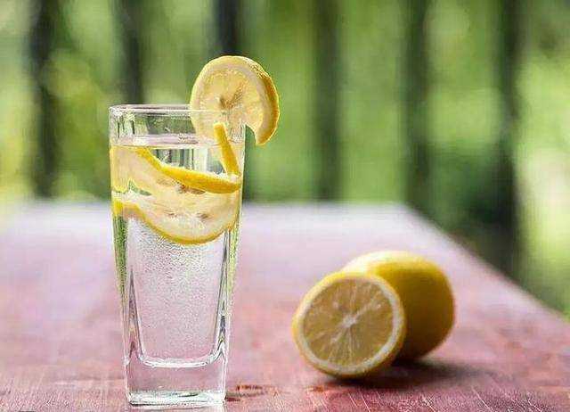 “柠檬水”能美白肌肤，为何天天喝却越来越黑？看完或涨知识了 