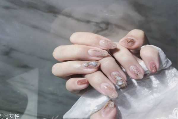 经常做美甲有什么危害？经常美甲会怎样