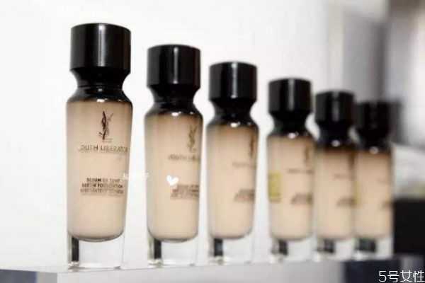 打粉底有一片一片的干纹怎么回事？使用粉底时要注意一些小细节