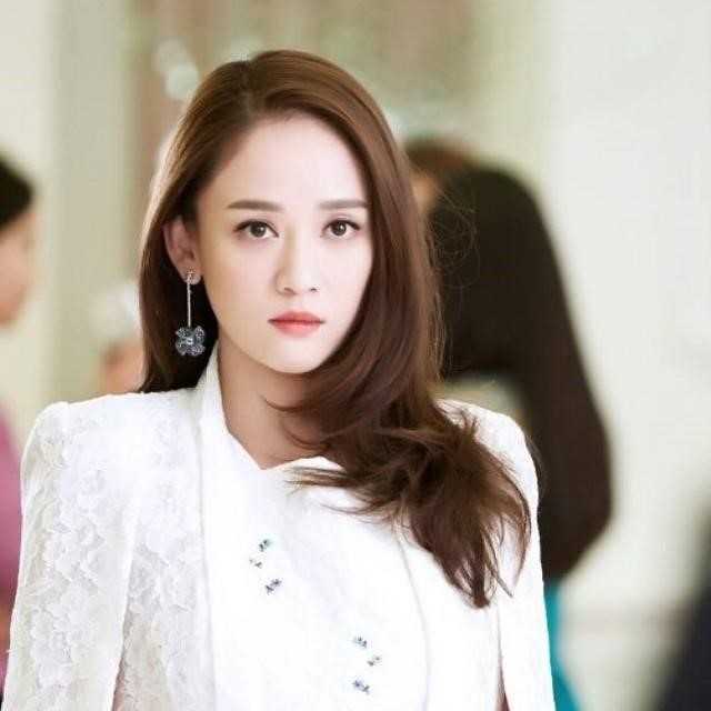 鼻翼宽适合的斜分发型