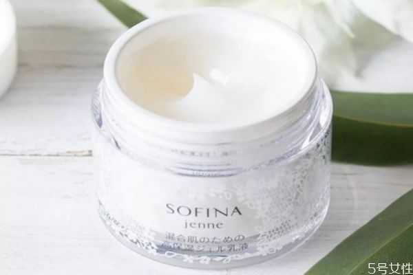 用面霜搓泥是怎么回事？面霜搓泥是什么原因