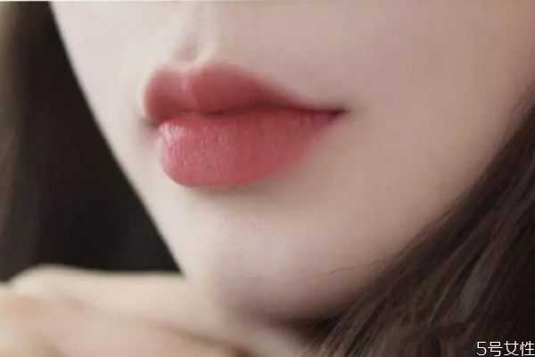 涂完唇膏多久涂口红？润唇膏和口红的区别