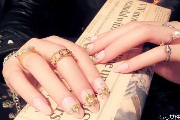 胶水粘的甲片怎么卸掉 假指甲怎么卸下来