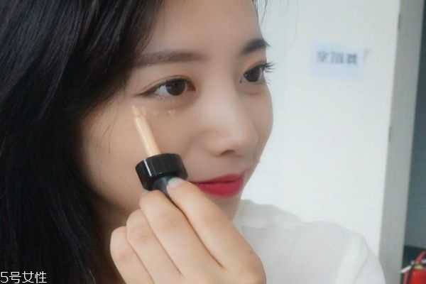 粉底液暗沉怎么办?为什么刚涂粉底时脸很白下午就蜡黄 粉底液暗沉怎么办?为什么刚涂粉底时脸很白下午就蜡黄