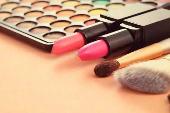 第一次学化妆需要哪些东西 来看看你还缺什么 第一次学化妆需要哪些东西 来看看你还缺什么