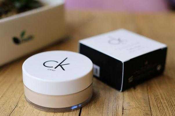 散粉用粉扑好还是刷子吗