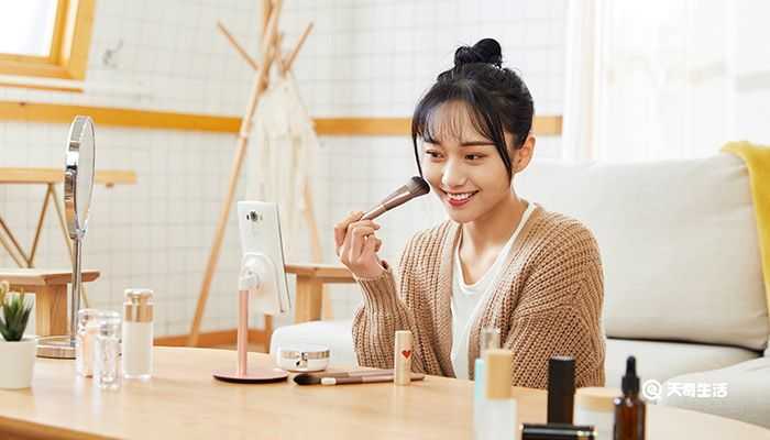 bb和粉底液的区别在哪里 bb和粉底液的区别在哪里