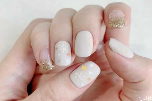 白色美甲变黄怎么清洗 白色美甲变黄怎么清洗