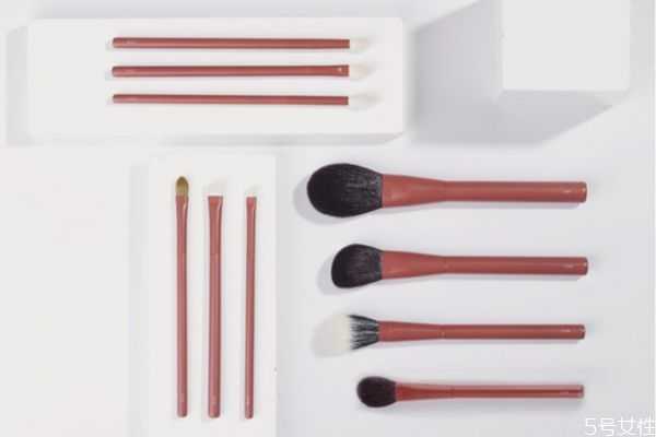 化妆刷洗完后黏黏的是怎么回事?洗化妆刷用冷水还是热水 化妆刷洗完后黏黏的是怎么回事?洗化妆刷用冷水还是热水