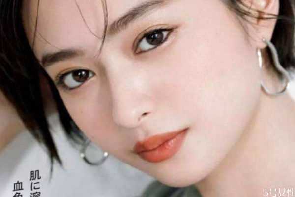 化妆淡妆需要哪些东西 化妆淡妆需要哪些东西