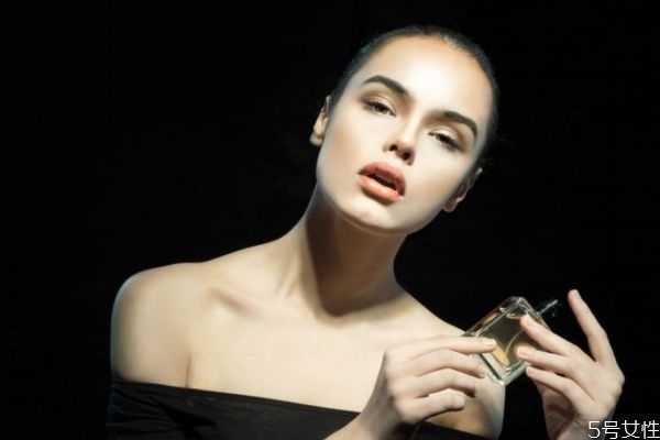 如何区分香水的真假呢？