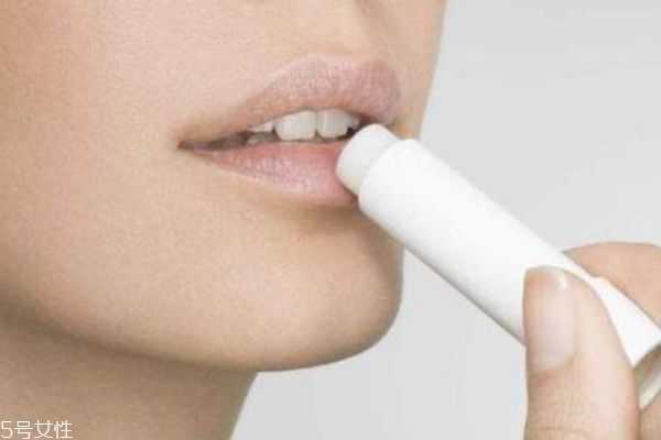 正确的唇部护理习惯