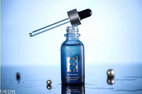 水乳和精华液如何使用