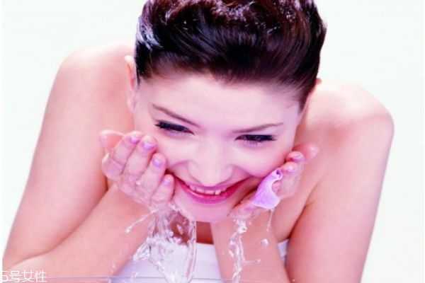 白醋能和洗面奶一起用吗 白醋能和洗面奶一起用吗