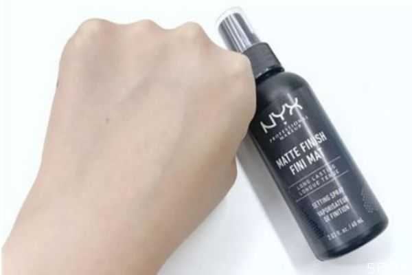 粉底液弄衣服上洗不掉怎么办 粉底液弄衣服上洗不掉怎么办