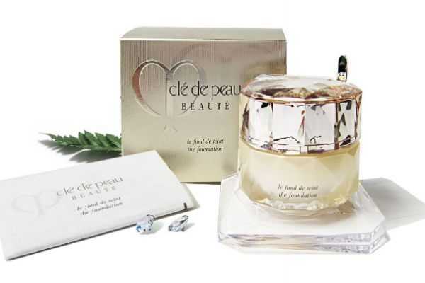 cpb晶致修护粉霜怎么样？cpb晶致润耀粉霜哪个色号最白