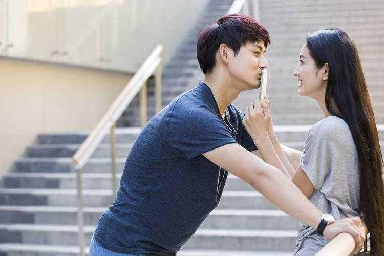 男生接吻后突然抱紧是为什么