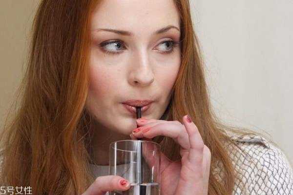 用吸管喝水好不好