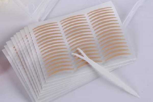 双眼皮贴在化妆哪步骤 双眼皮贴在化妆哪步骤