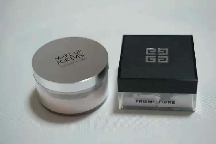 擦蜜粉时候粉扑需要打湿吗 擦蜜粉时候粉扑需要打湿吗