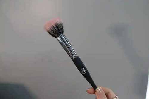 腮红刷和高光刷能共用吗