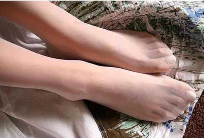 穿丝袜为什么脚容易臭?肉色的丝袜会臭脚吗 穿丝袜为什么脚容易臭?肉色的丝袜会臭脚吗