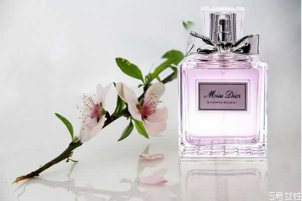 精油可以当香水用吗?精油与香水的区别 精油可以当香水用吗?精油与香水的区别